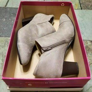 Naturalizer Booties size 6 - Tan Suede - NEW!